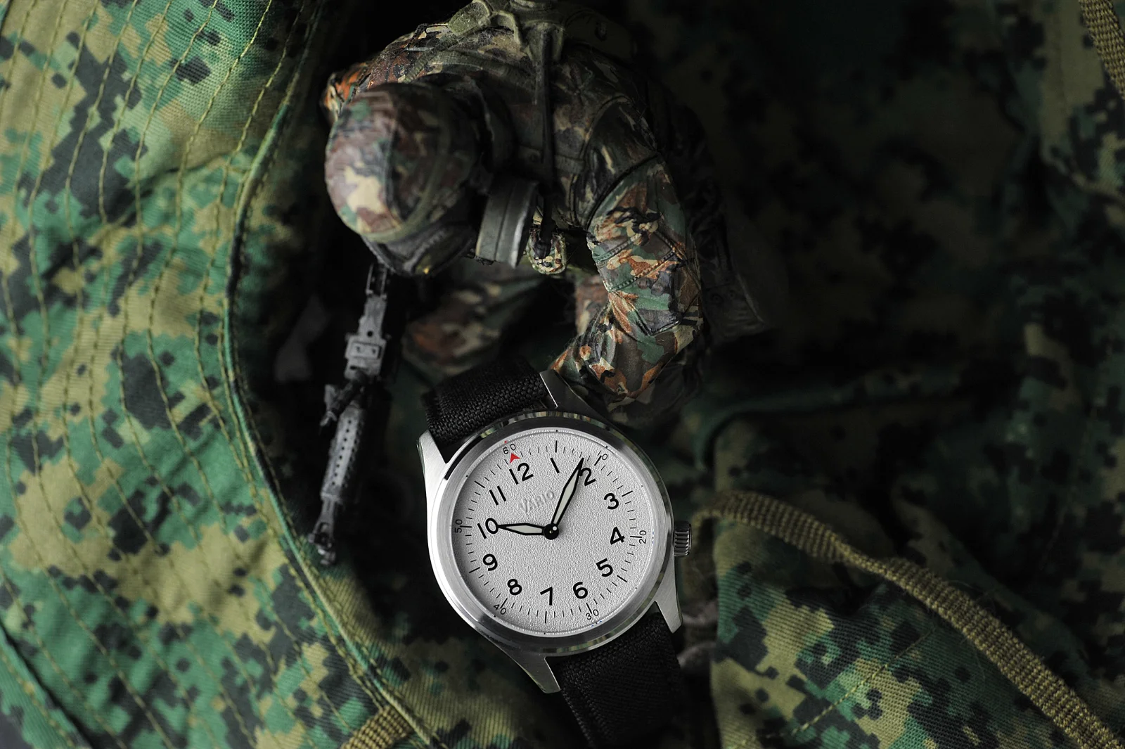 Vario Vario 1945 A-11S Solar Quartz Heron White Field Watch image 2 of 5