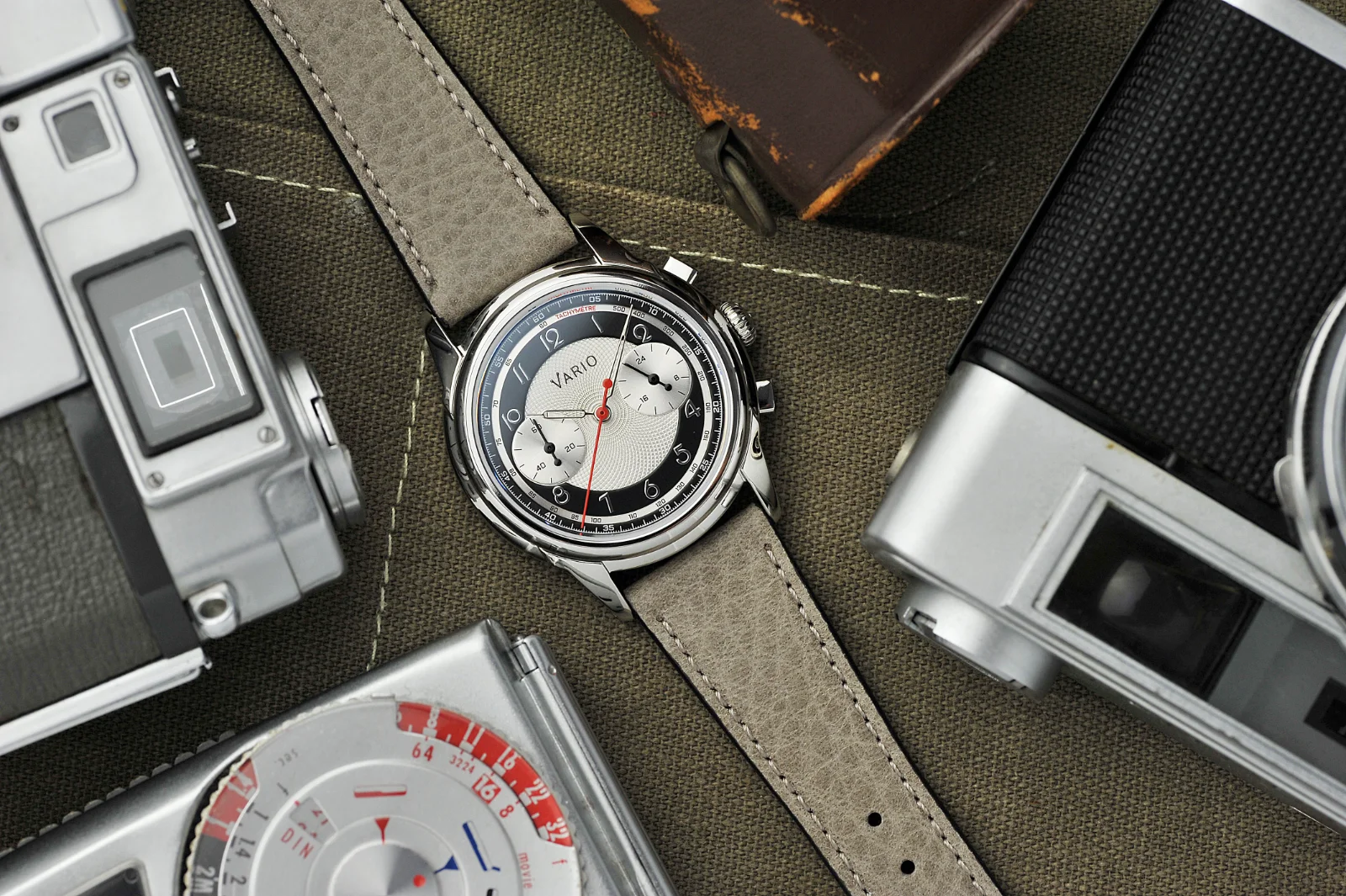 Vario Vario Empire White Tuxedo Tachymètre MecaQuartz Chronograph Watch image 2 of 5